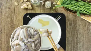 Rau muống xào bạch tuộc