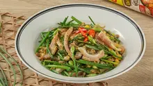 Hến Xào Hẹ Trứng, Tai Heo